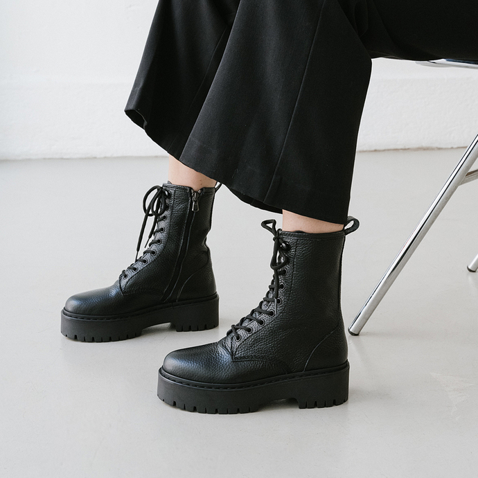 Boots à plateformes et lacets  en cuir grainé noir