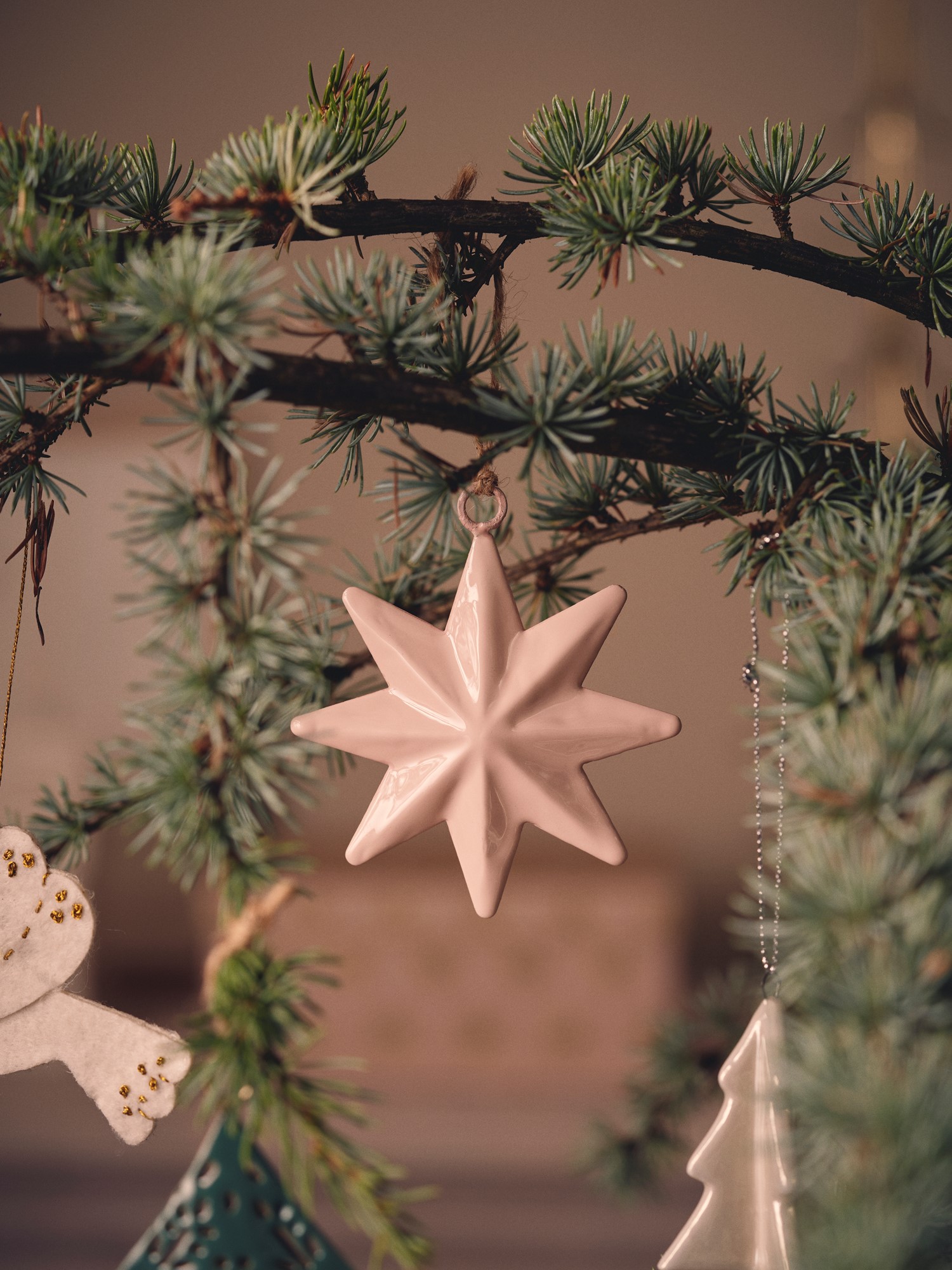 Juleophæng med stjerne | Jern. Mål Ø 8,5 cm. | Rose