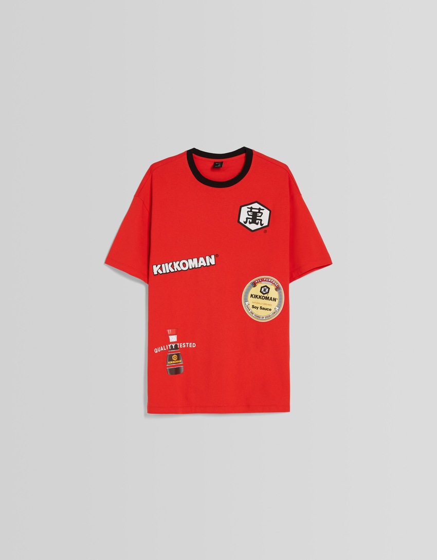 Camiseta de manga curta Kikkoman com estampa e modelagem quadrada.