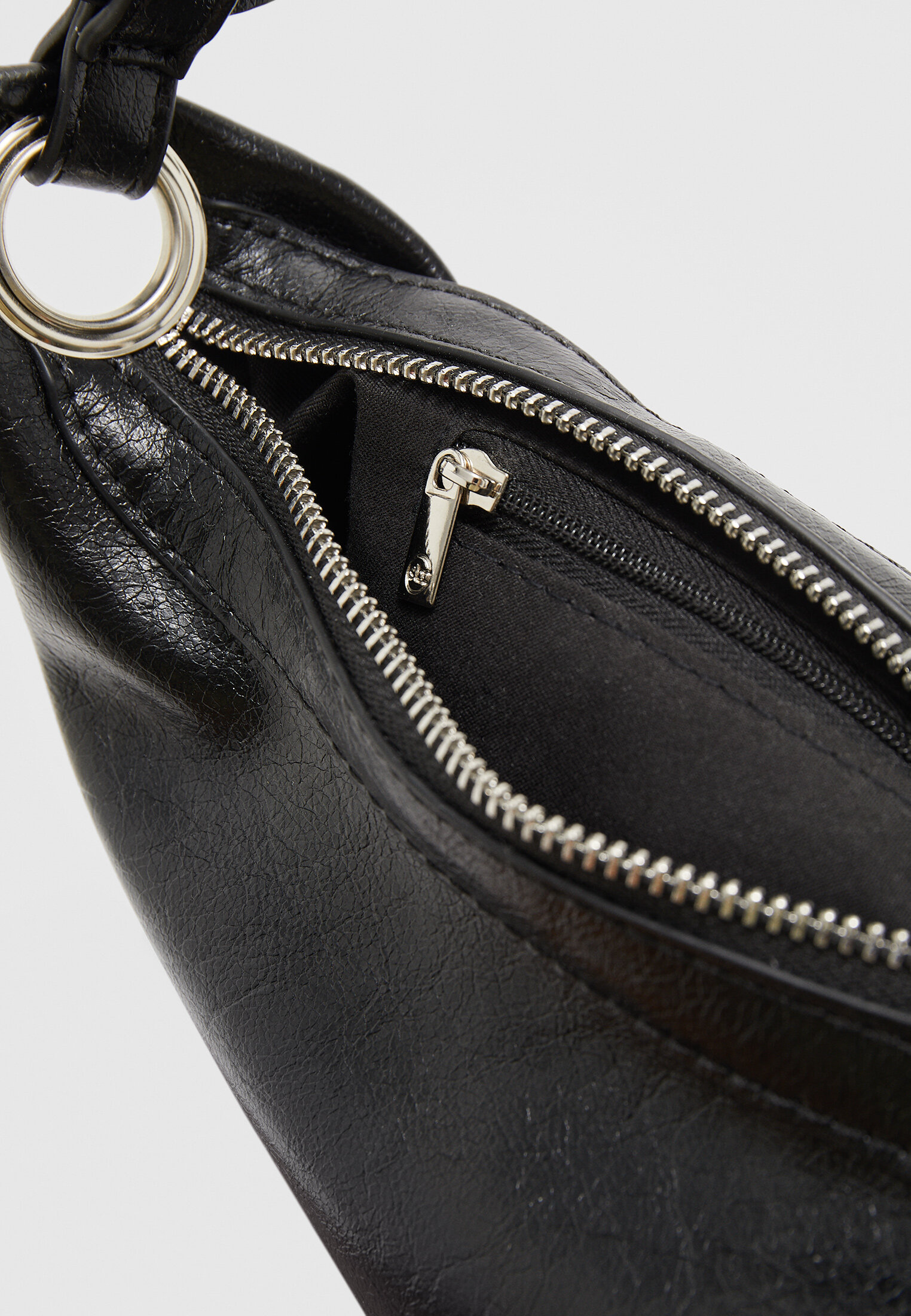 Bolsa de ombro com tachas