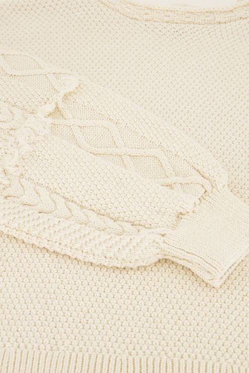 Beige trui met jacquard mouwen