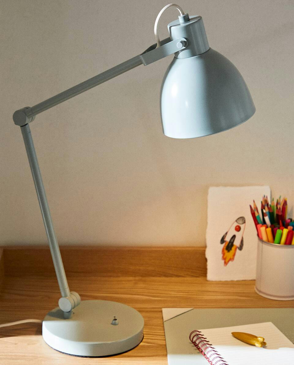 LUMINÁRIA DE MESA LAQUEADA COM BRAÇO ARTICULADO