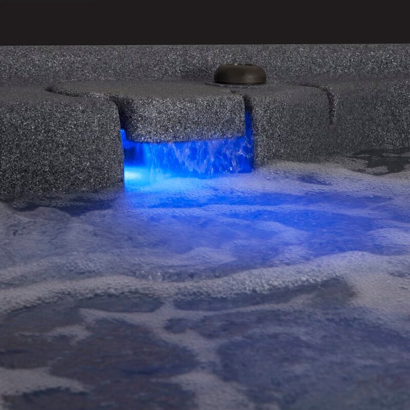 Spas Aquarest, equipados com bombas Jacuzzi®, banheira de hidromassagem quadrada para 6 pessoas com 29 jatos, sistema Plug and Play e ozonizador.