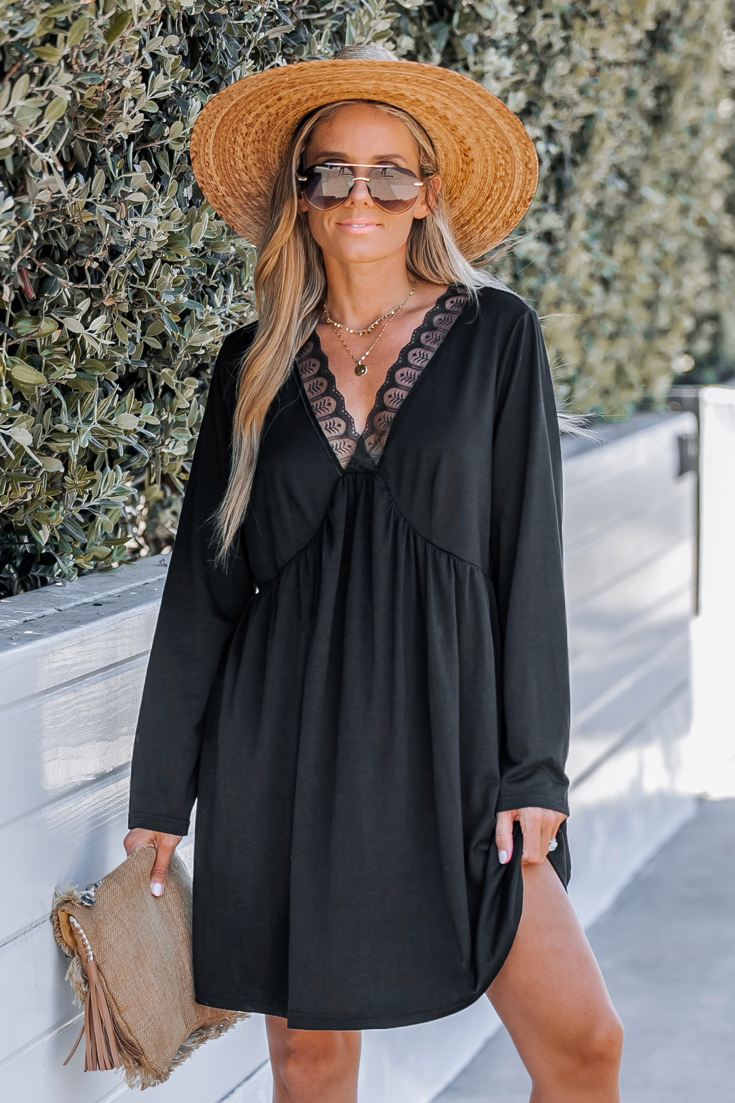 Robe mini à col en V en dentelle festonnée