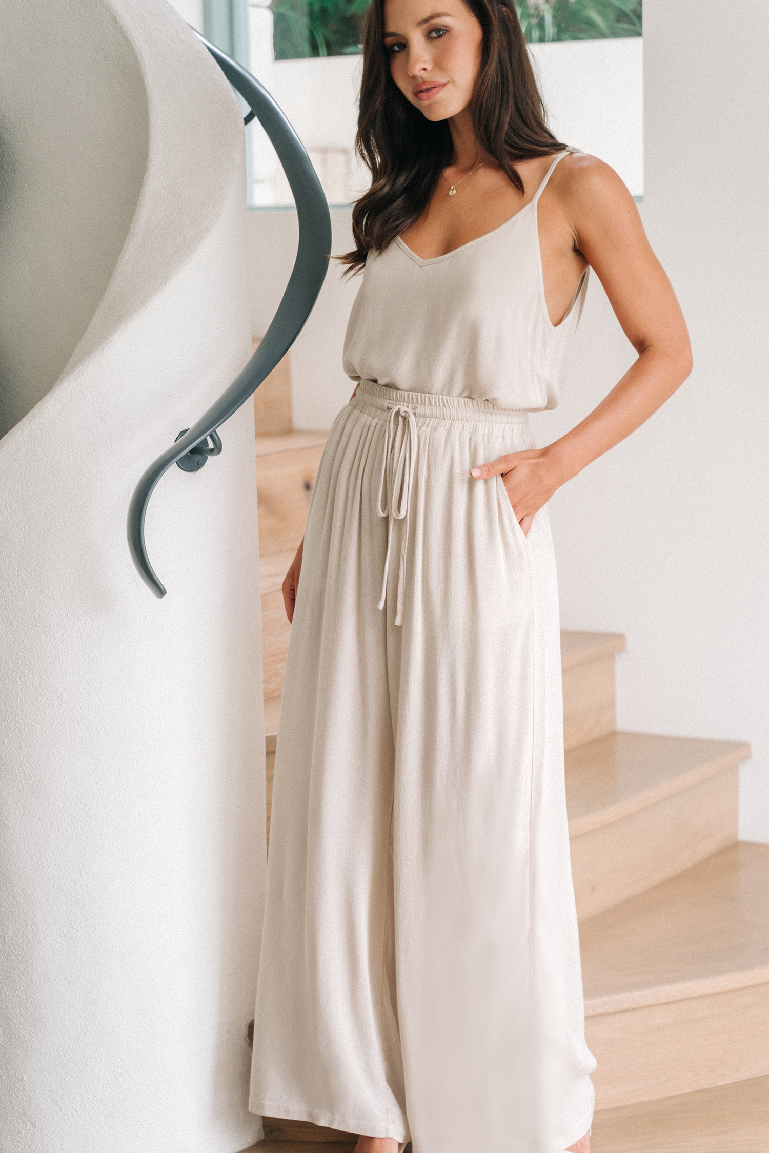 Débardeur à col en V et pantalon beige