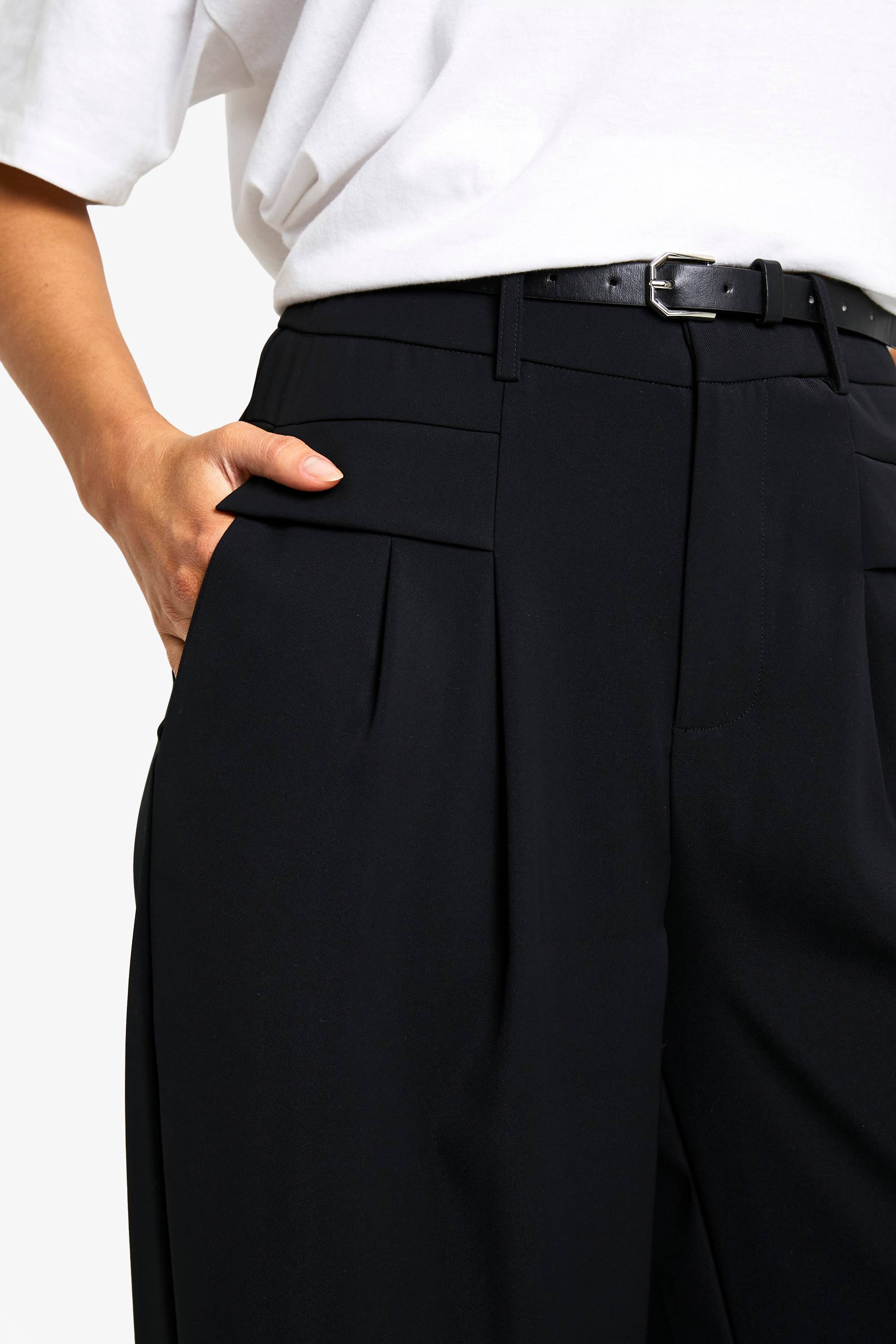 boohoo Pantalon fluide ceinturé à jambes larges pour grandes tailles