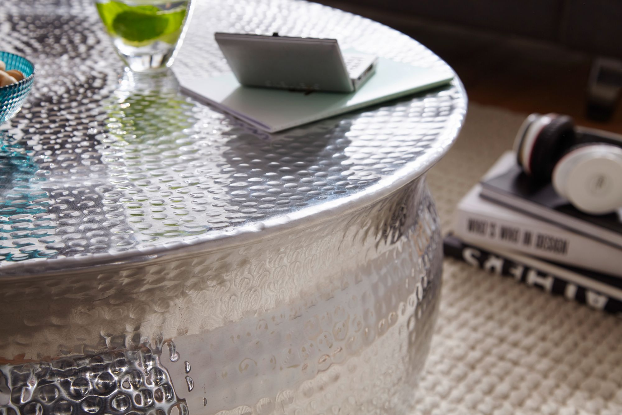 KADIMA DESIGN Orient Couchtisch: Handgefertigt, Hammerschlag-Aluminium, großzügige Ablagefläche