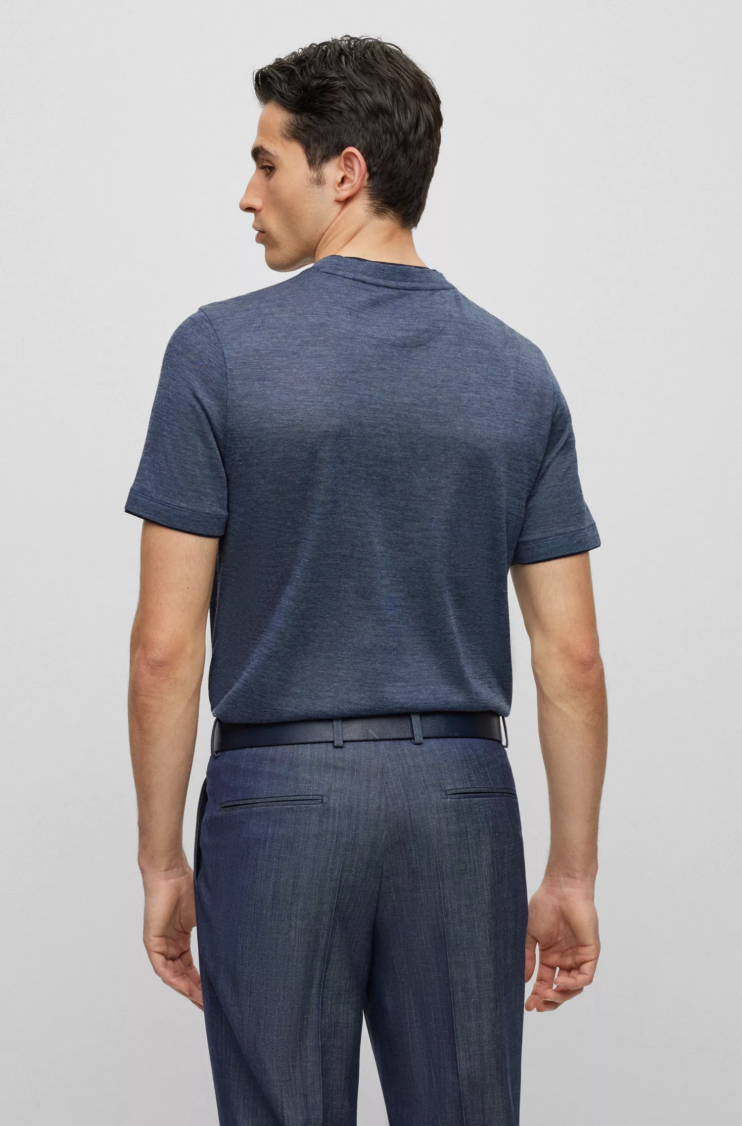 Camiseta BOSS cor camelo, corte regular, em seda e lã.