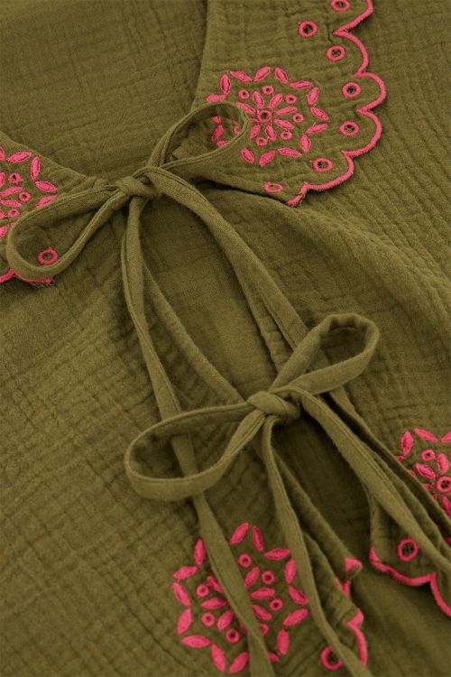 Groene mousseline top met embroidery en strikjes