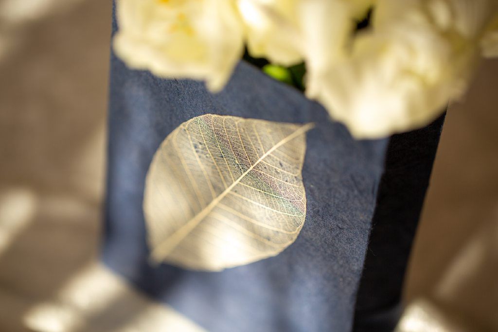 Tasche aus handgeschöpftem Papier, dunkelblau, L 11,5 cm, B 5 cm, H 16 cm günstig bestellen