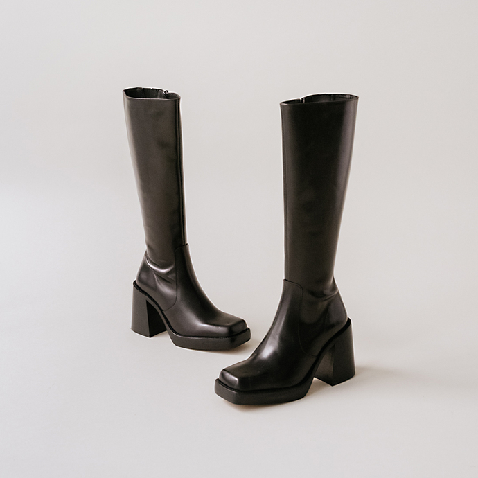 Bottes hautes à talons épais et bouts carrés  en cuir noir