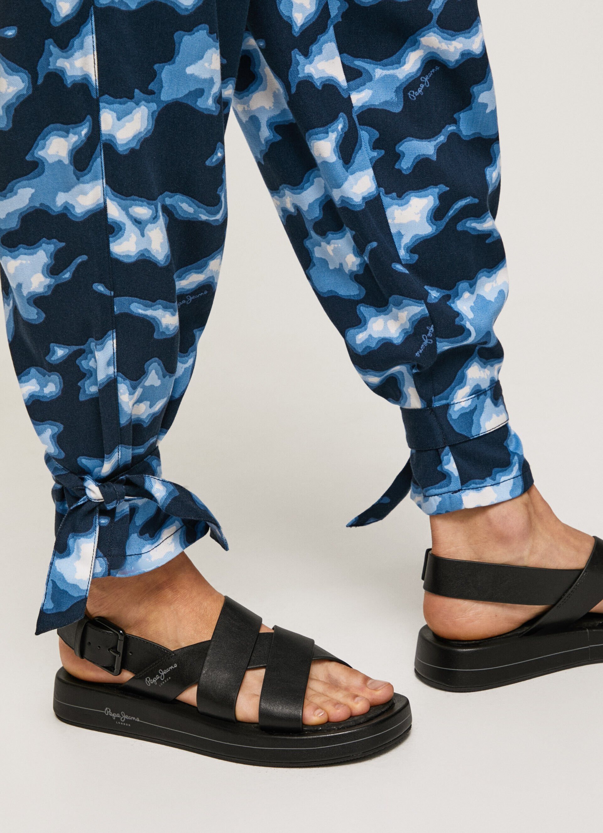 CALÇA COM ESTAMPA CAMUFLADA - multicolorida