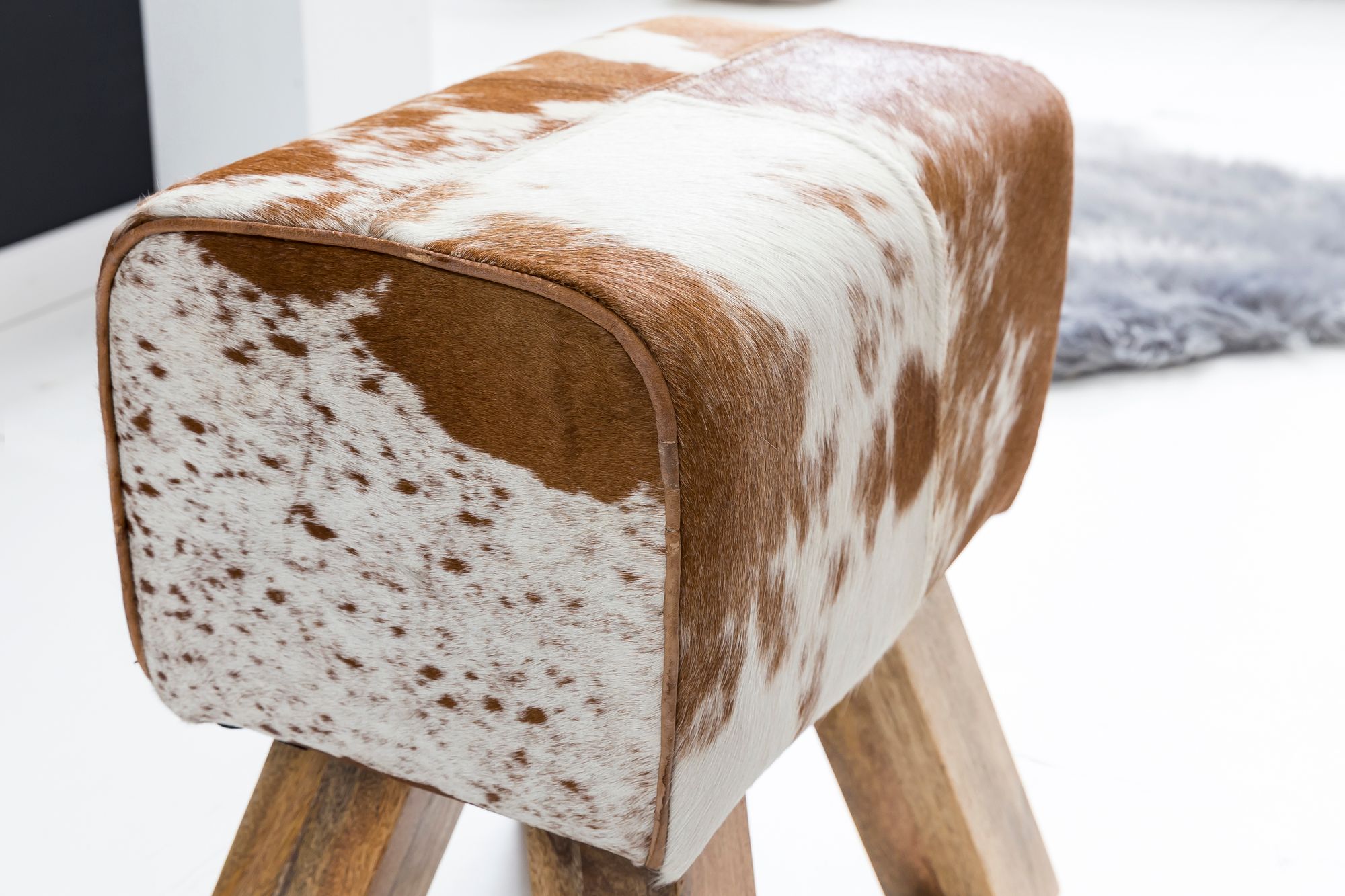 KADIMA DESIGN Ziegenfell-Sitzhocker, Moderner Landhausstil, Haarleder - Komfortabel & Stilvoll