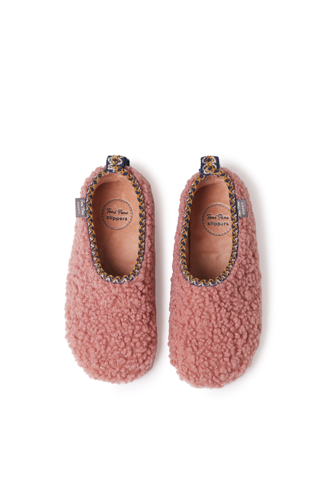 Sapato feminino estilo pantufa em pele de carneiro rosa.