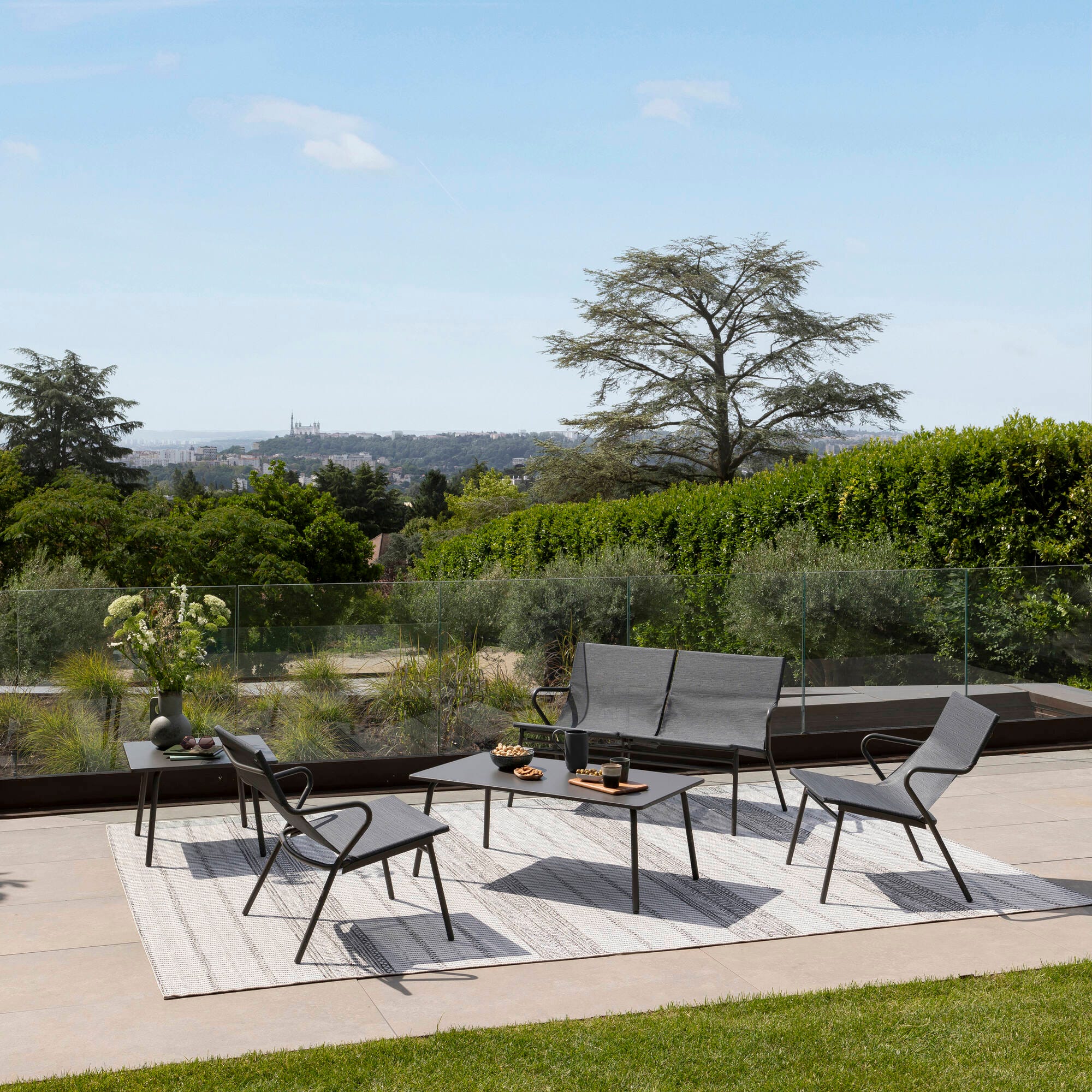 Niedriges Loungeset aus rechteckigem Tisch, Bank und 2 Sesseln Vence Batyline® Duo Obsidian