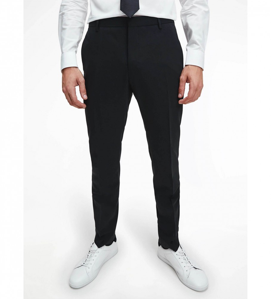 Calças pretas de corte slim da Calvin Klein
