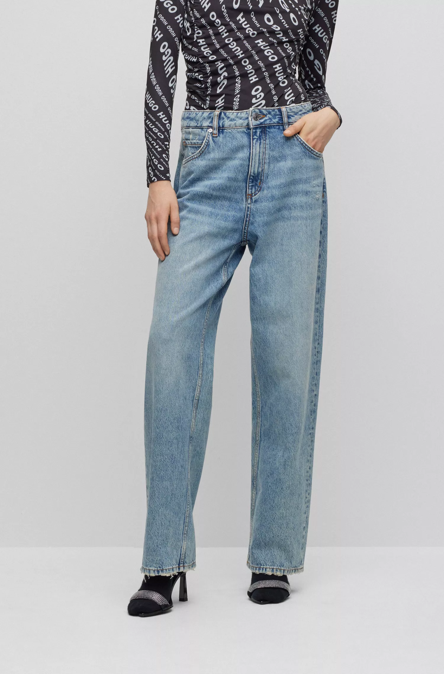 Calça jeans HUGO vermelha, modelagem relaxada, em denim rígido azul.
