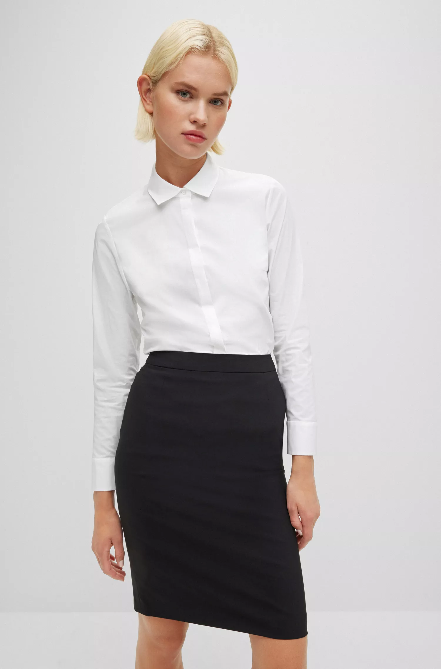 Blusa BOSS preta de corte regular em popeline de algodão elástico.