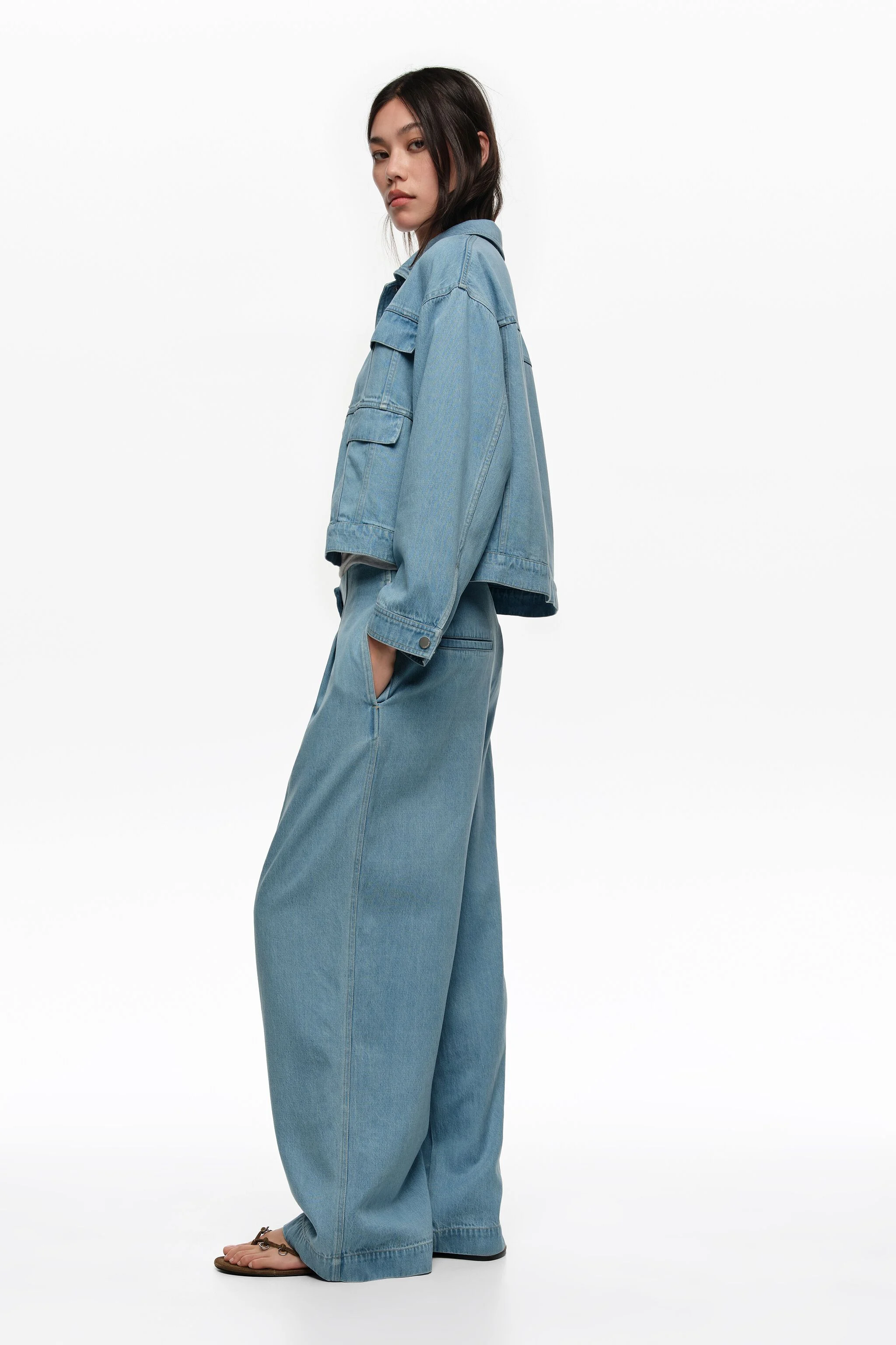Jaqueta jeans azul-clara fluida e quadrada