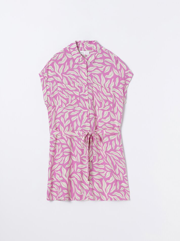 Vestido curto sem mangas, cor rosa.