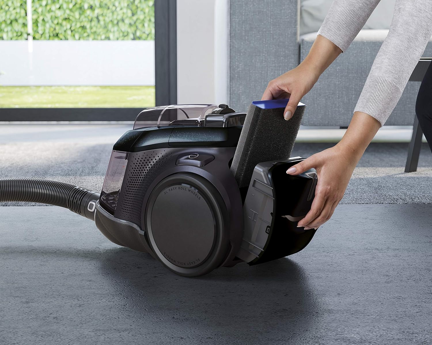 AEG LX9-3-STM Staubsauger ohne Beutel (3D Filter-System, 650 Watt, inkl. Zusatzdüsen, XL-Räder, leichte Entleerung, Bedienkomfort, nur 72 dB(A), 12 m Aktionsradius, 1,6 l Staubbehälter, Petrol)