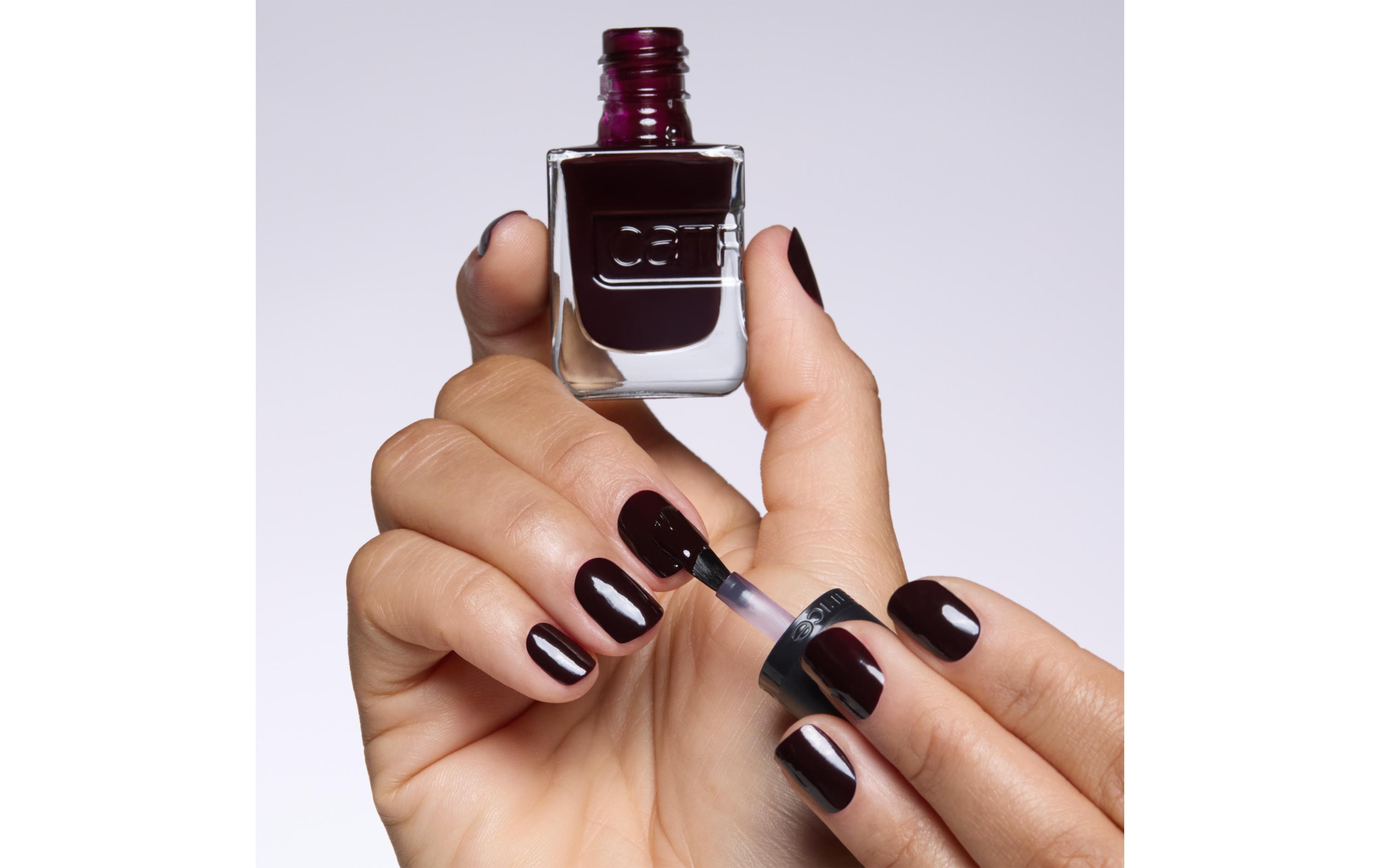 Nagellack Gel Affair 022 Cherry Is The New BlackLanganhaltender Gel-Nagellack in einem dunklen Kirschrot
