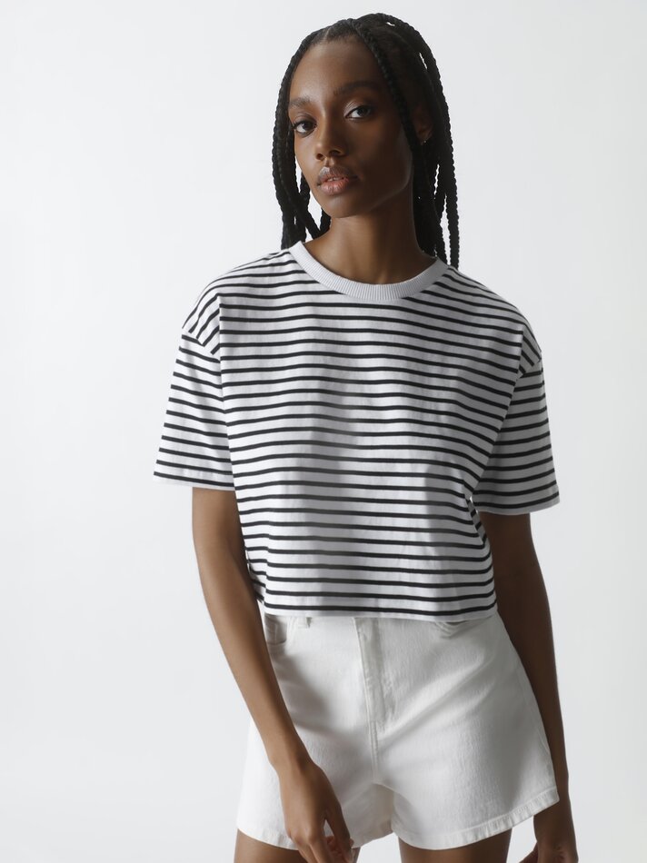 Camiseta cropped de manga curta - Off-white/preta
