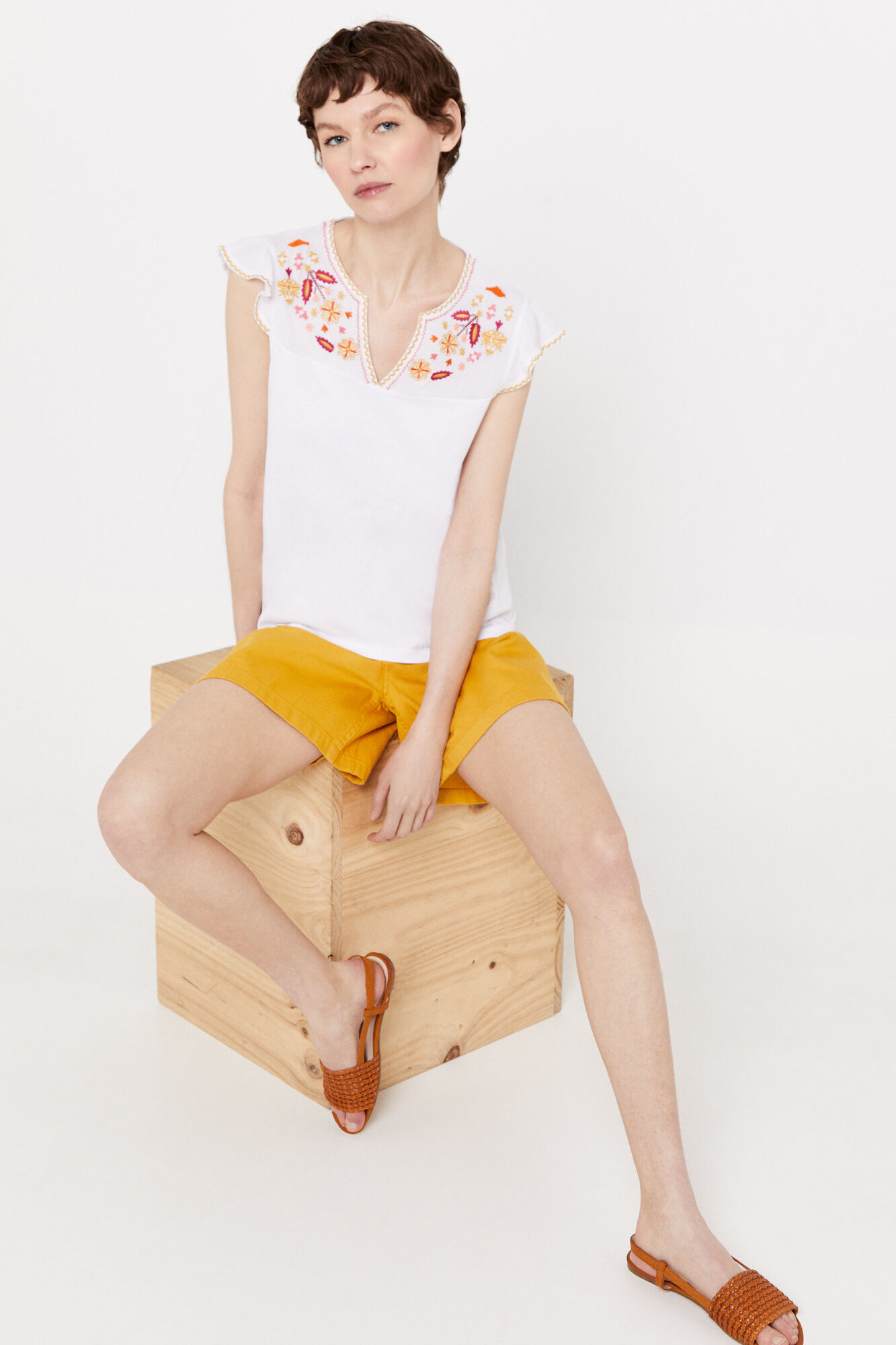 Blusa bordada com flores - Branca
