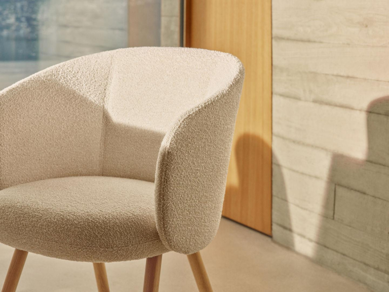 Vitra Mikado Arm Chair stoel mint onderstel  Pale Blue