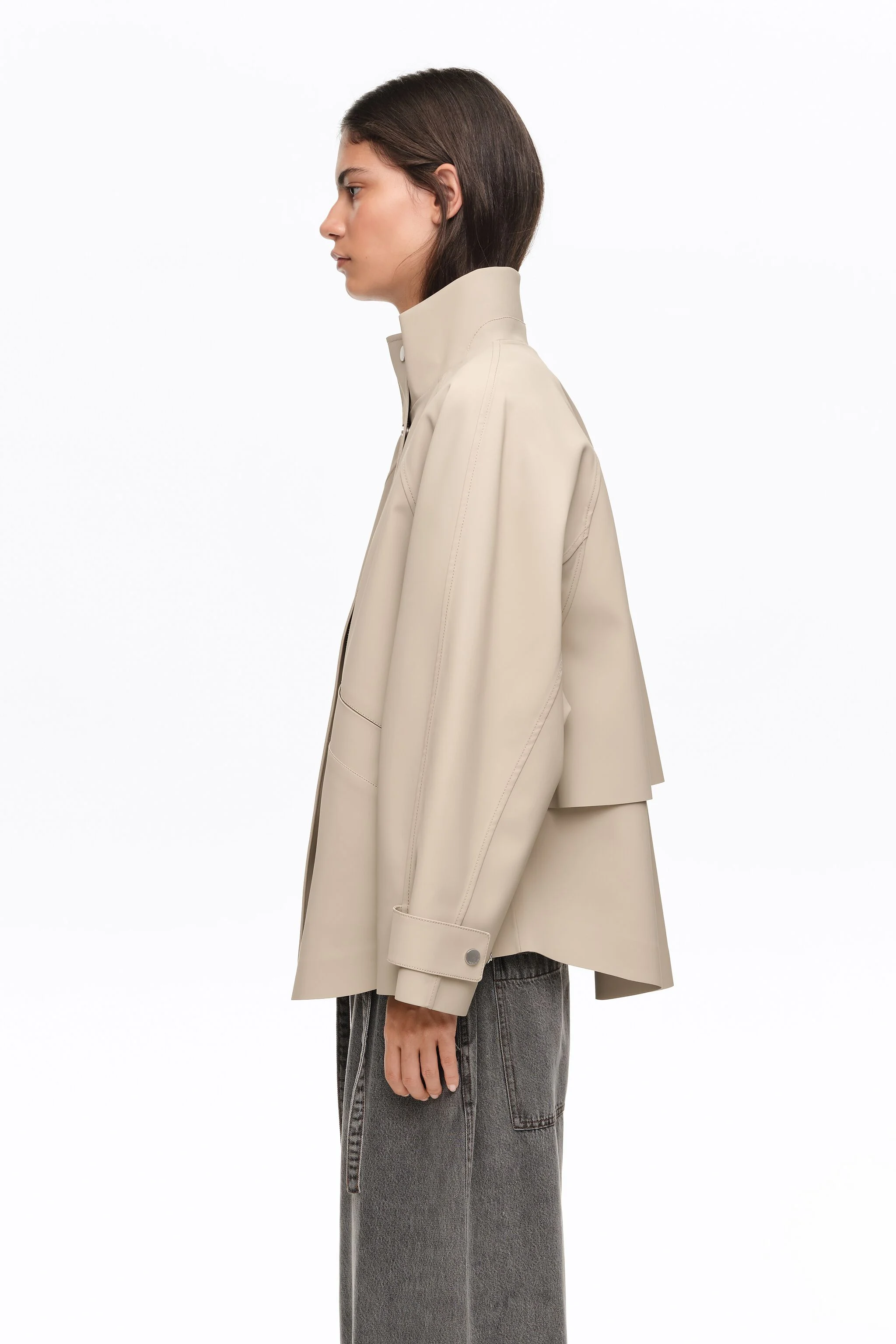 Trench coat curto de gola alta emborrachado cor camelo