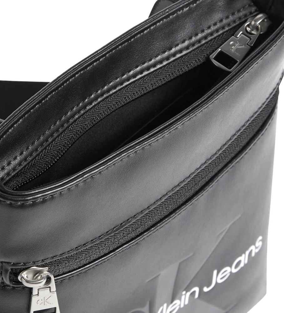 Bolsa de ombro macia com monograma Calvin Klein Jeans, preta.