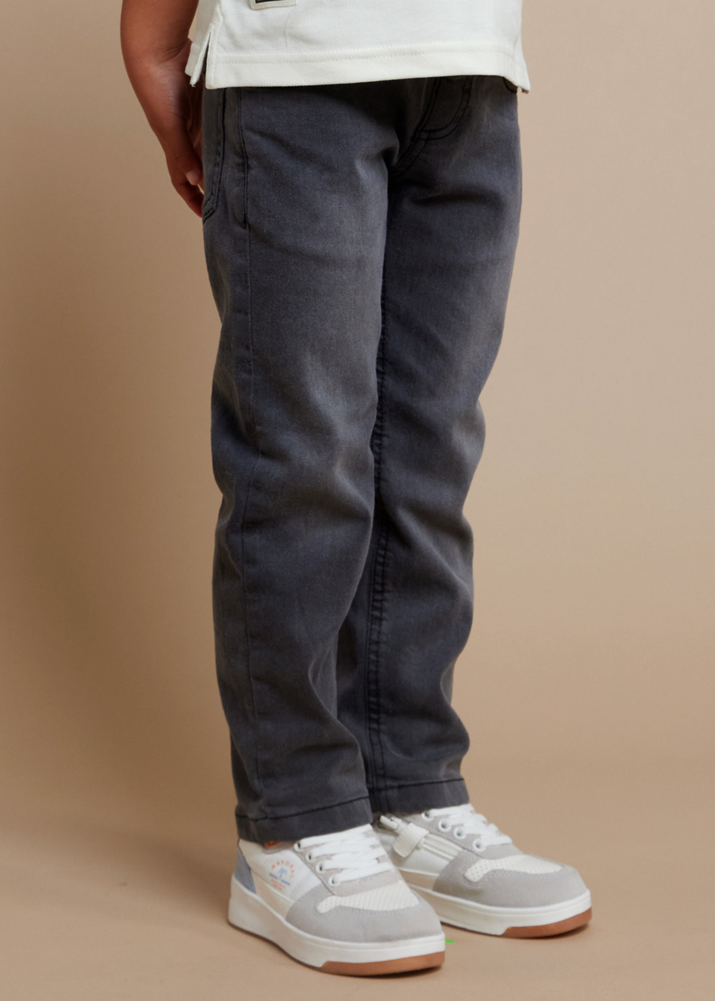 Calça jeans infantil Better Cotton, corte regular, cinza escuro.