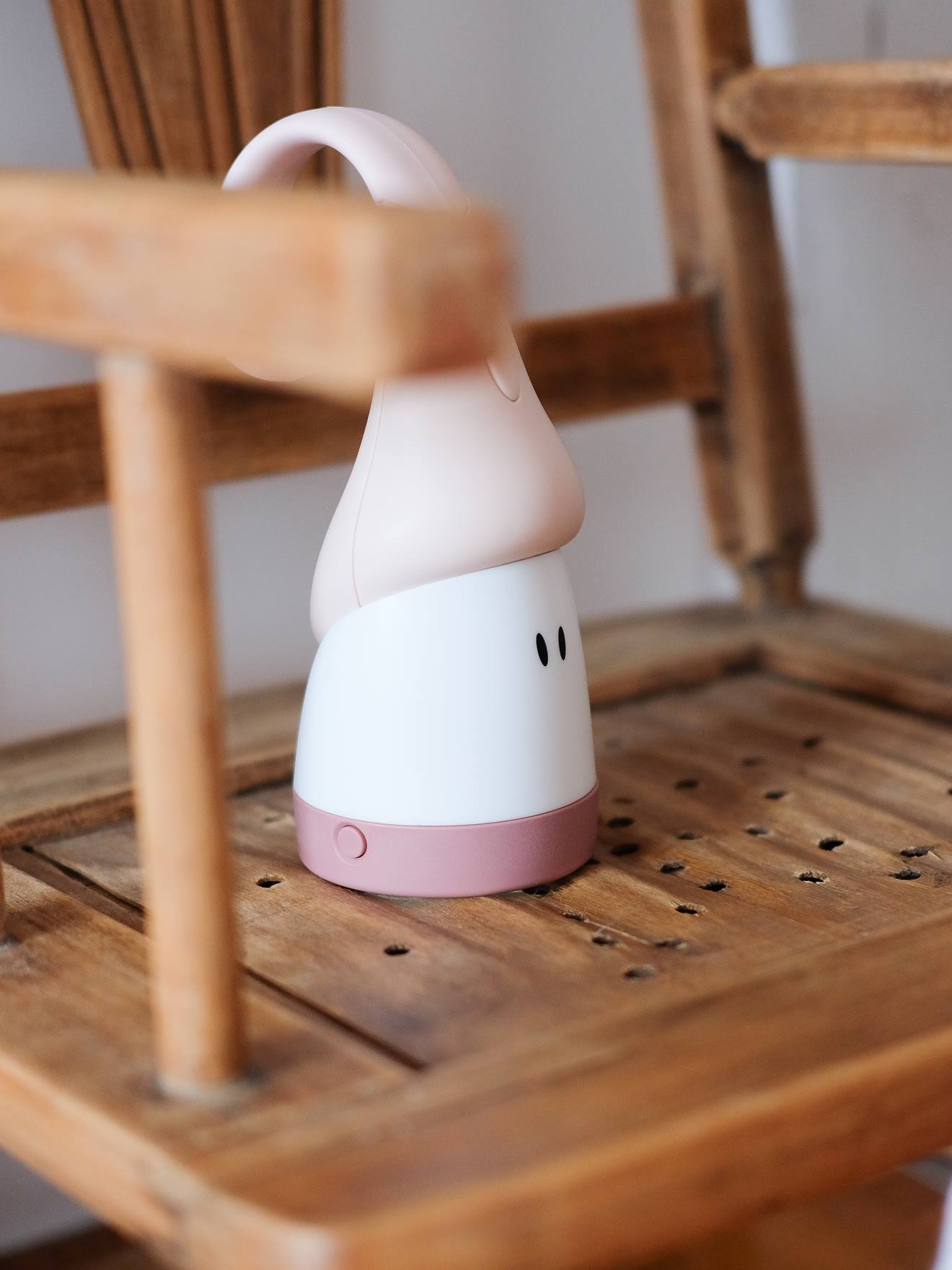 Luminária noturna Pixie Torch BEABA em rosa claro liso com estampas.