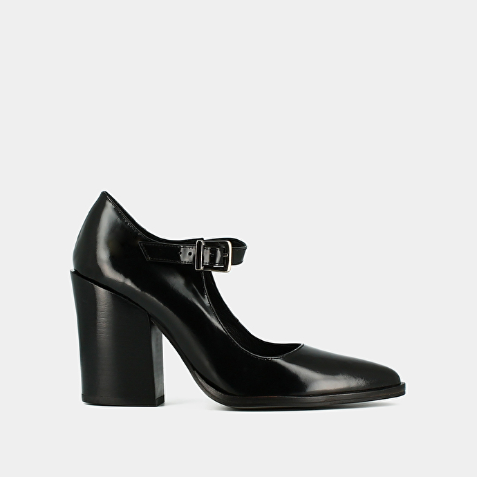 Babies à talons et bouts pointus  en cuir glacé noir
