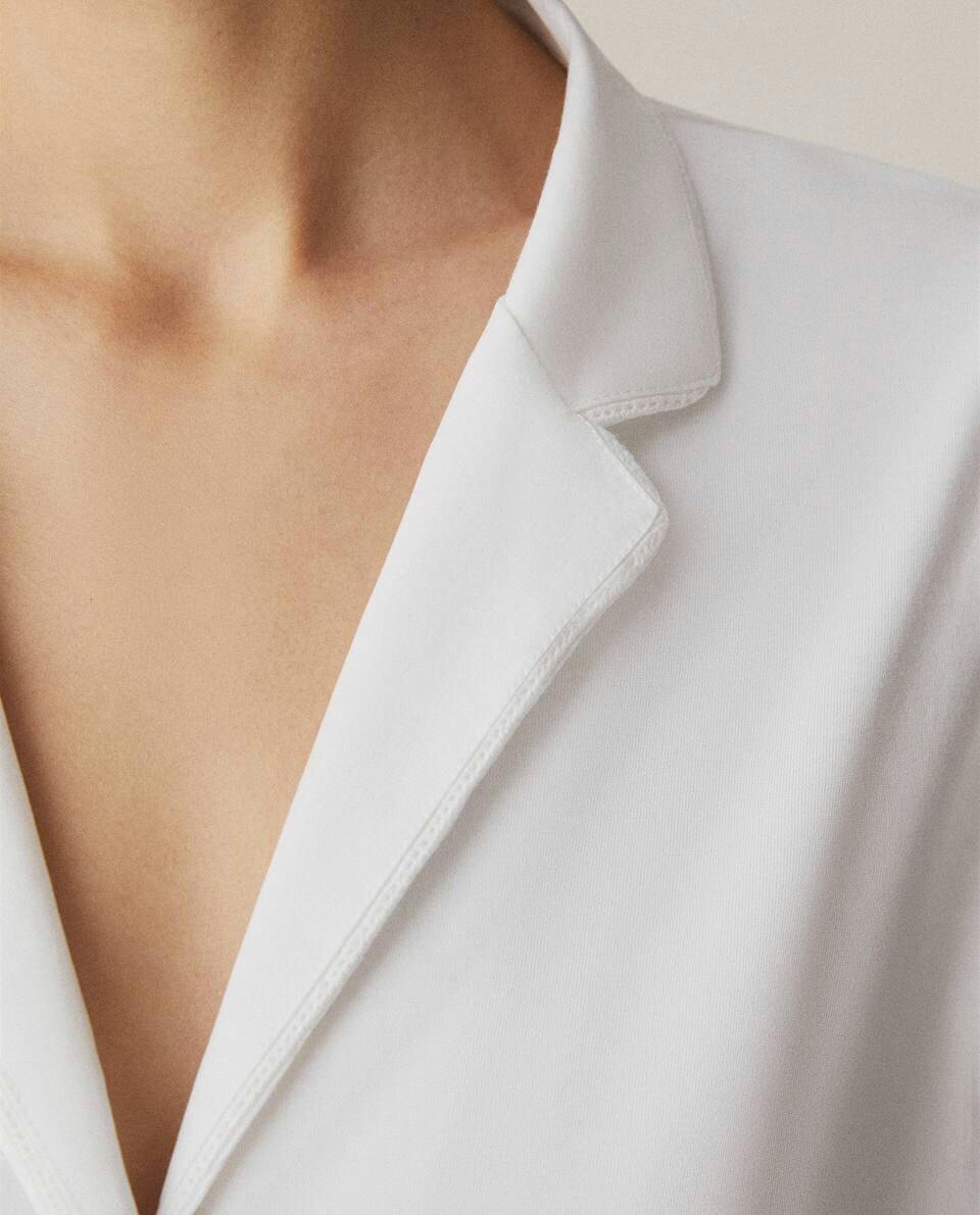 Camisa de algodão com detalhes em renda.