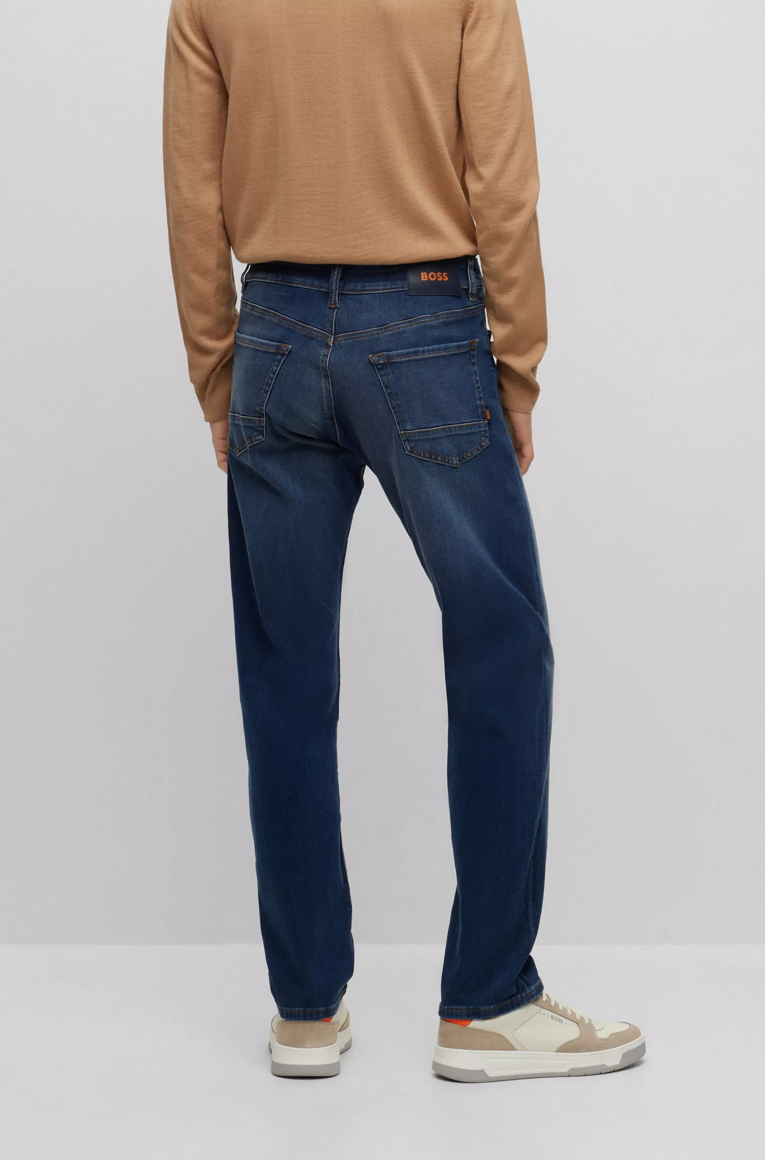 Calça jeans BOSS laranja, corte regular, em denim superelástico índigo escuro.