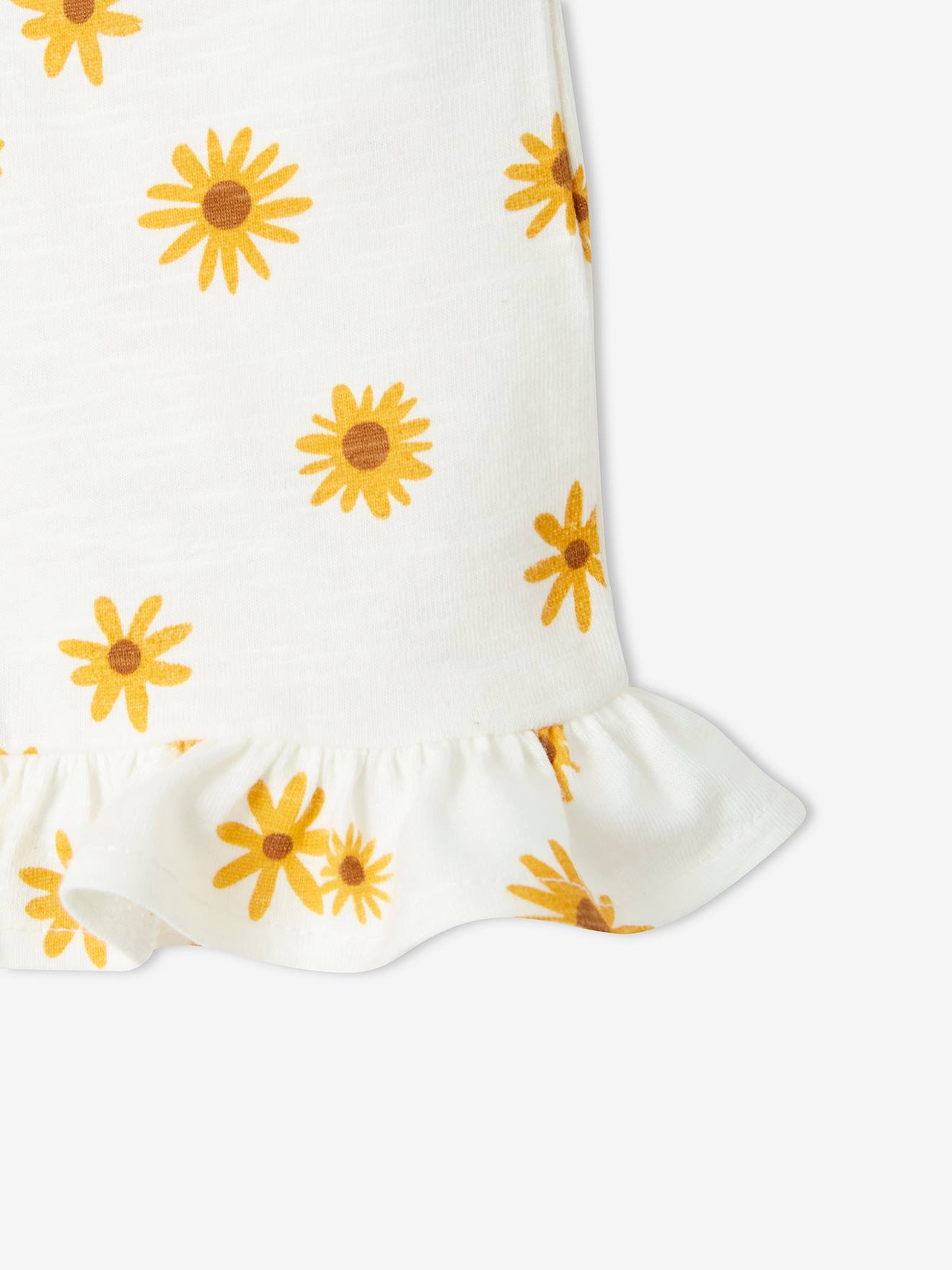 Conjunto com camiseta com detalhe de amarração e babados e shorts coral.