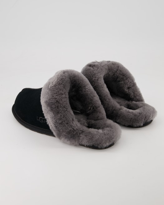 UGG Scuffette II Hausschuhe in Schwarz