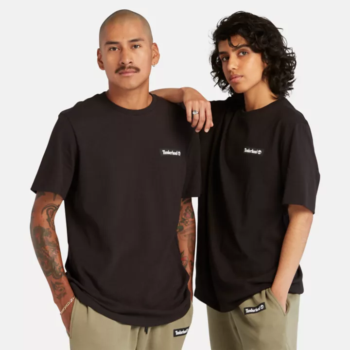 Camiseta unissex de tecido pesado com emblema na cor preta.