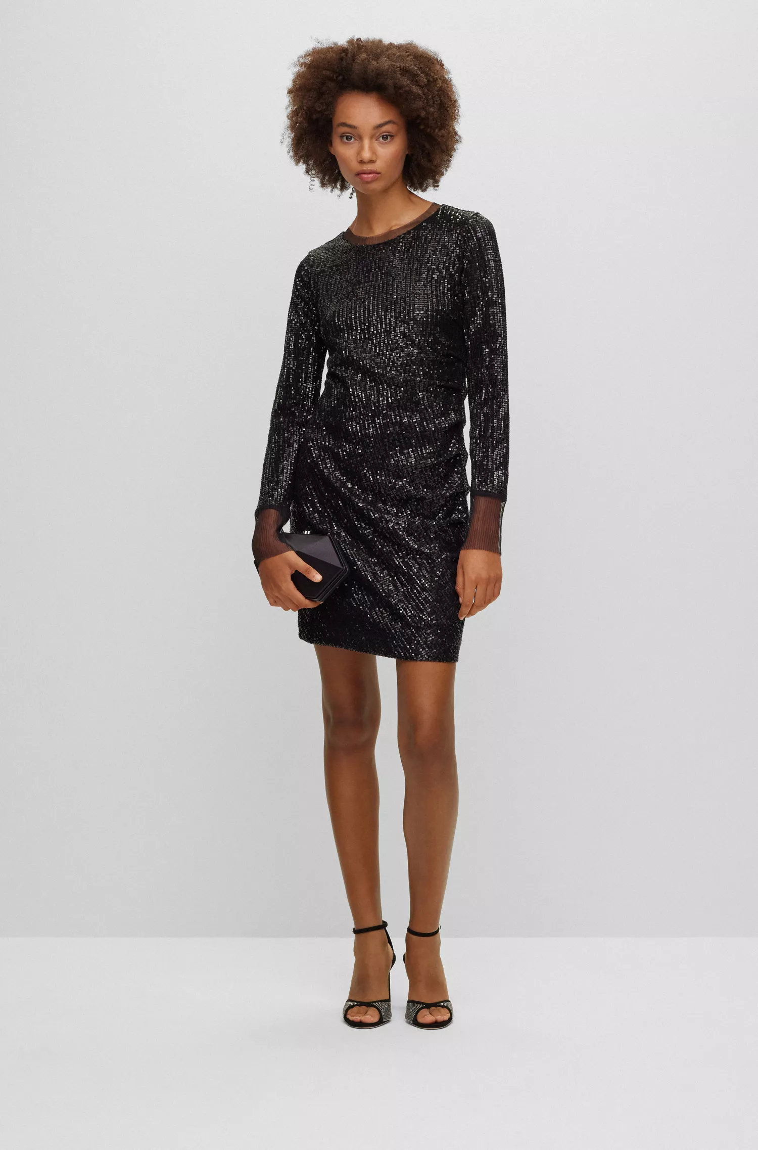 Vestido preto justo da BOSS com aplicações de lantejoulas.