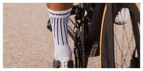Chaussettes Compressport Aero Socks Blanc/Rouge