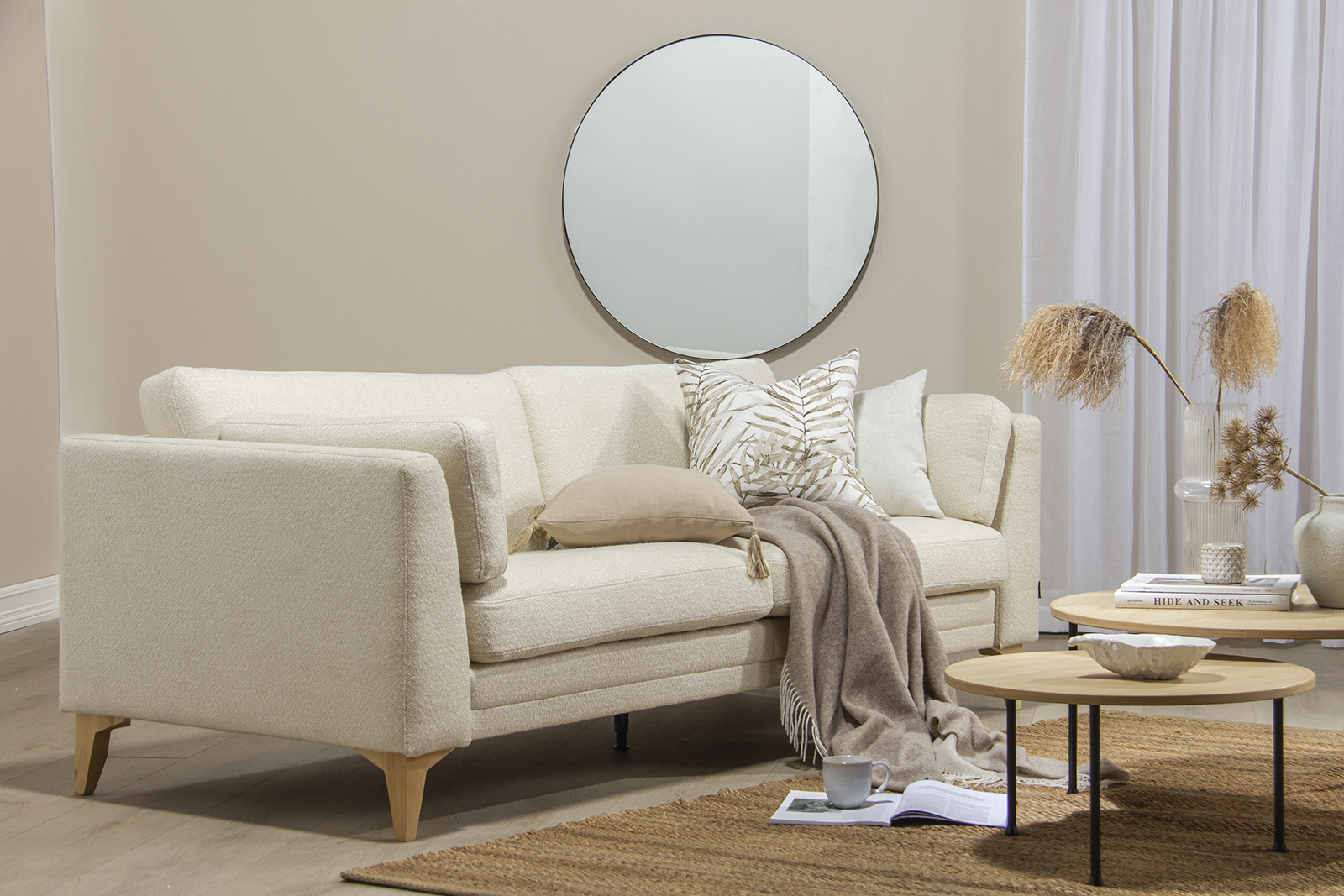 Avignon sofa 3-seter i tekstil Dolce 1477-03 cream med eik ben og skumfyll i ryggputene.