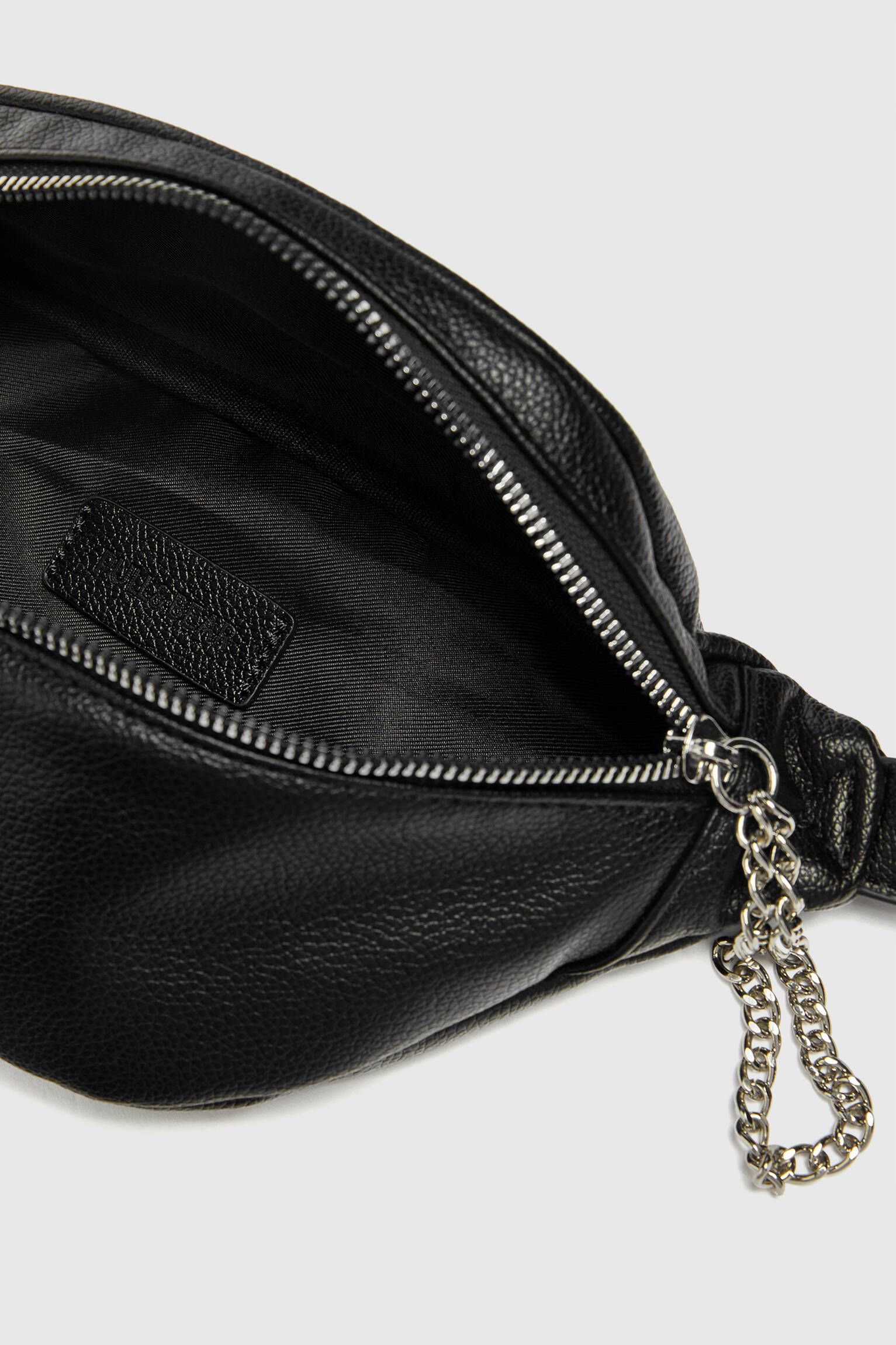 Bolsa de cintura com detalhe de corrente - preta