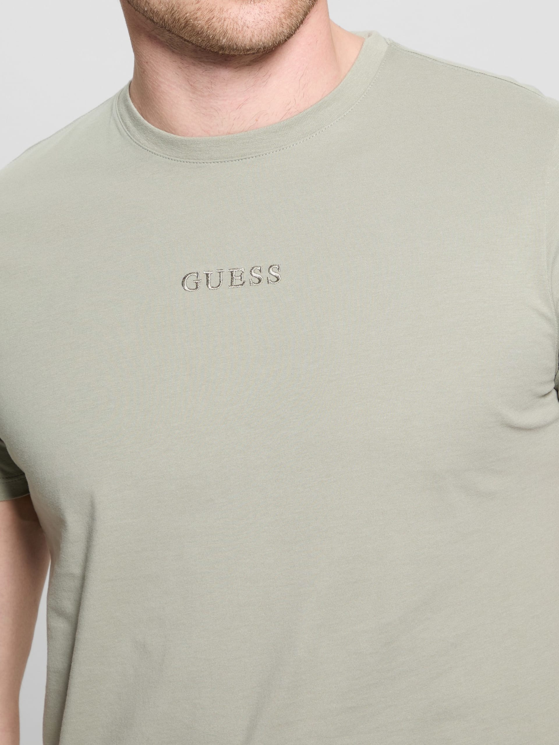 Camiseta com assinatura bordada