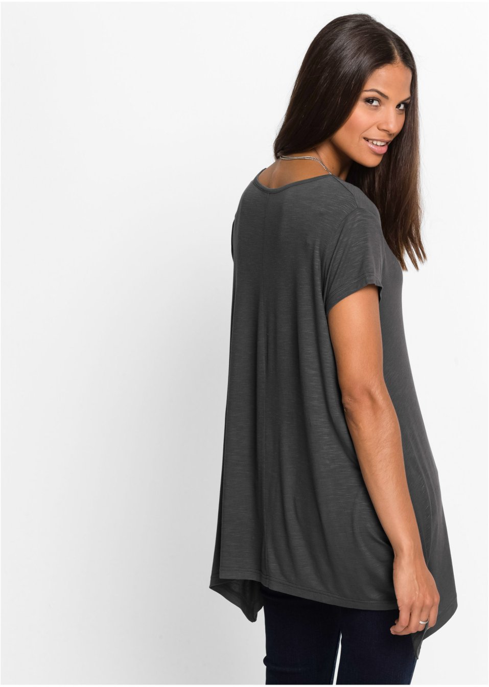 T-shirt à la longueur asymétrique