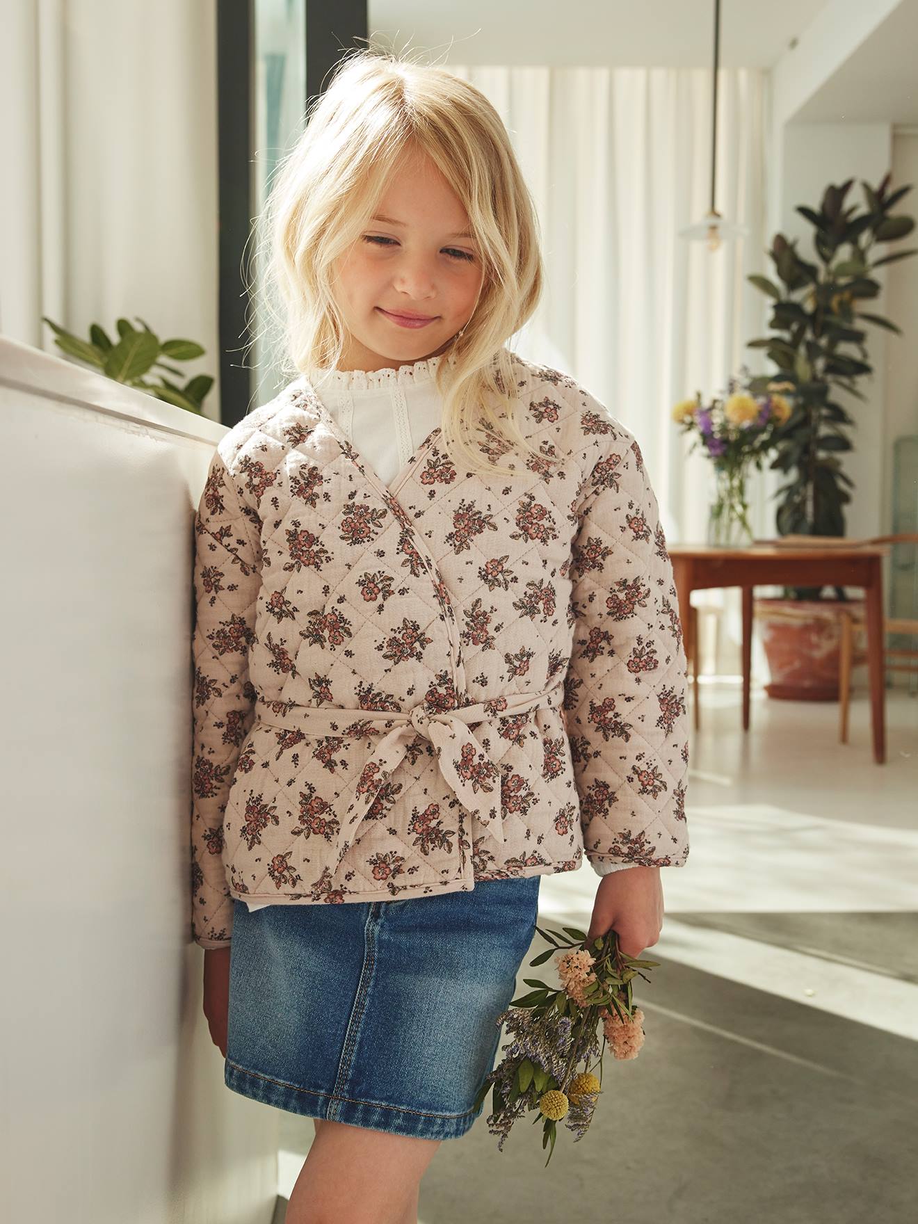 Blusa lisa verde-clara estilo camiseta com detalhes em macramê para meninas