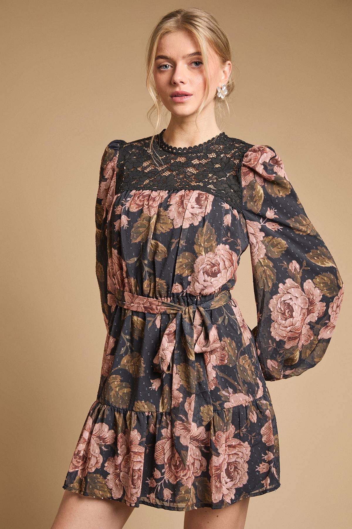 Oasis Robe Courte Petite À Taille Ceinturée Et Devant En Dentelle Avec Manches Longues