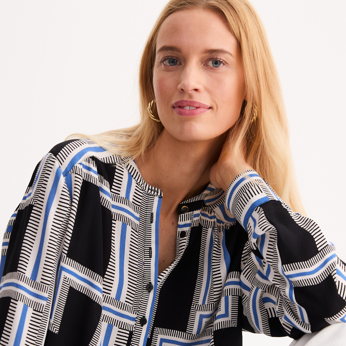 ANNE WEYBURN<br>Blusa com gola túnica, estampa gráfica