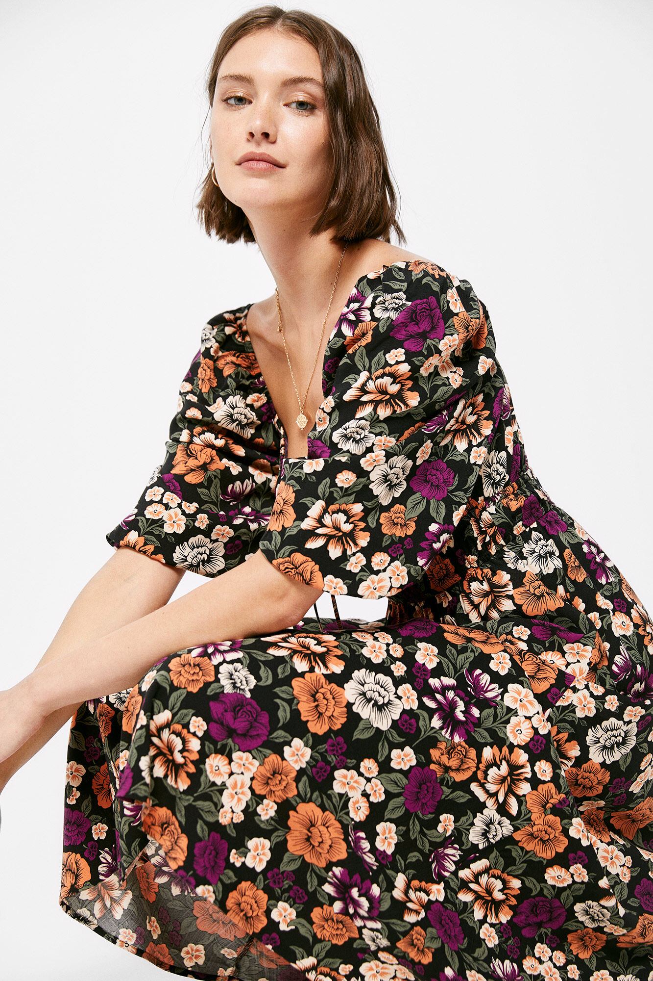 Vestido midi com cintura elástica.