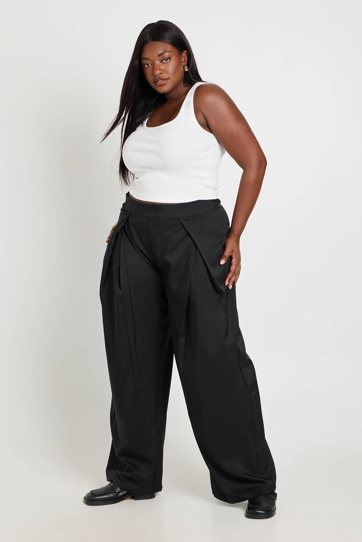 boohoo Pantalon Grande Taille À Jambes Tonneau Et Plis